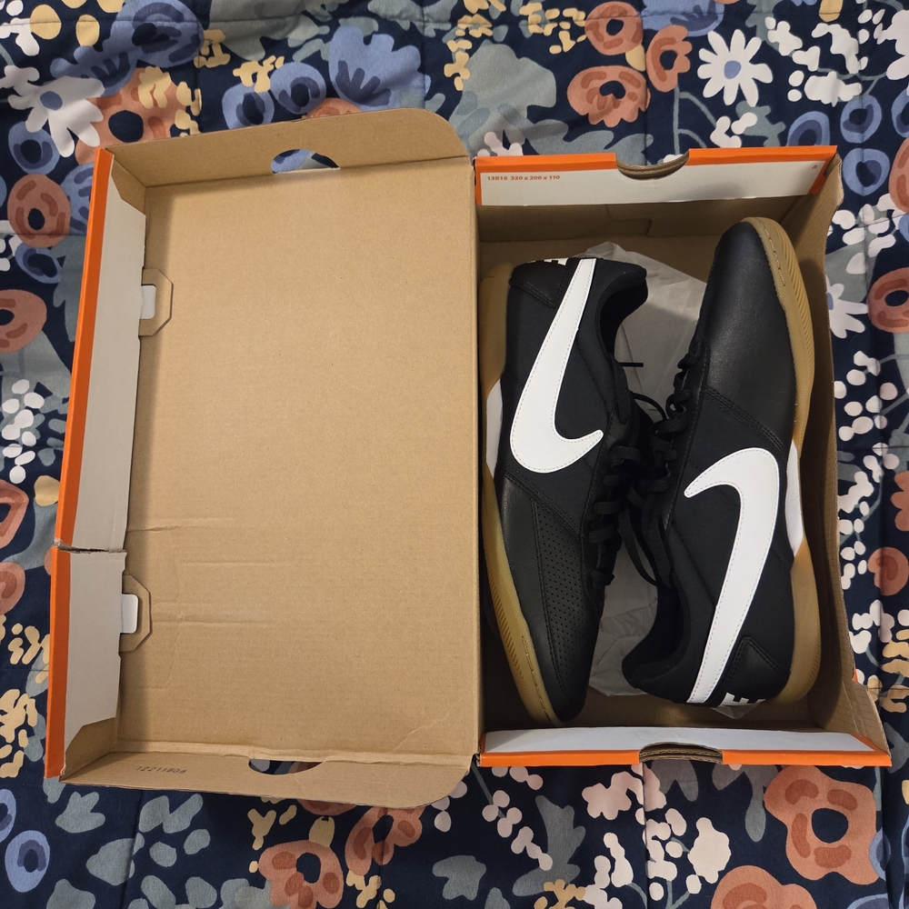 Nike Davinho Black and White Sneaker - Picture 11 of 12